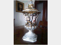 Vaso in ceramica decorato con oro e smalto 